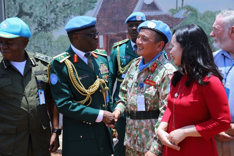 Le colonel Nguyên Viêt Hung (deuxième à droite) et le général de division Benjamin Olufemi Sawyerr, commandant de la mission FISNUA à Abyei, lors de la cérémonie marquant les 78 ans de la Fête nationale du Vietnam, le 2 septembre. Photo : Thoidai.com.vn