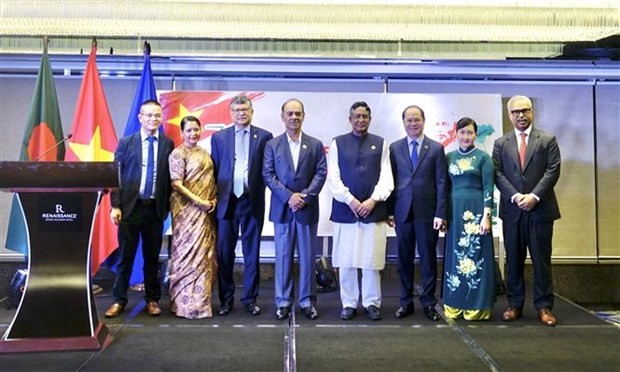 L'ambassadeur du Vietnam au Bangladesh, Nguyên Manh Cuong (3e, à droite) et des invités. Photo : VNA.