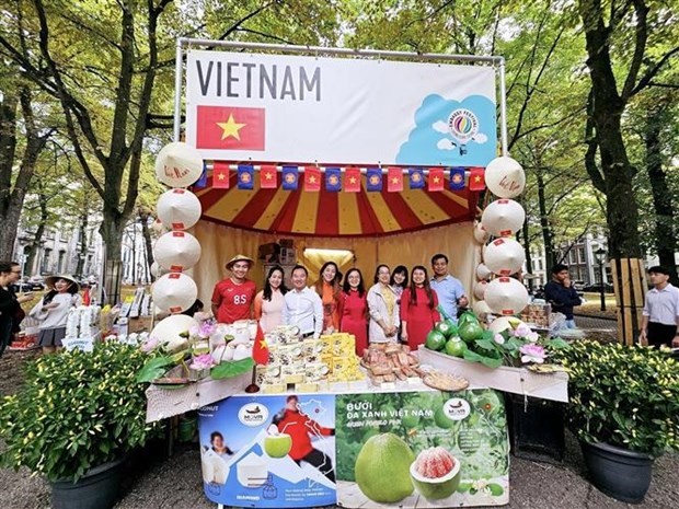 Des spécialités vietnamiennes présentés au Festival des Ambassades 2023. Photo : VNA.