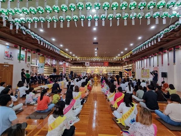 Cérémonie pour célébrer la fête Vu Lan en République de Corée. Photo : VNA.