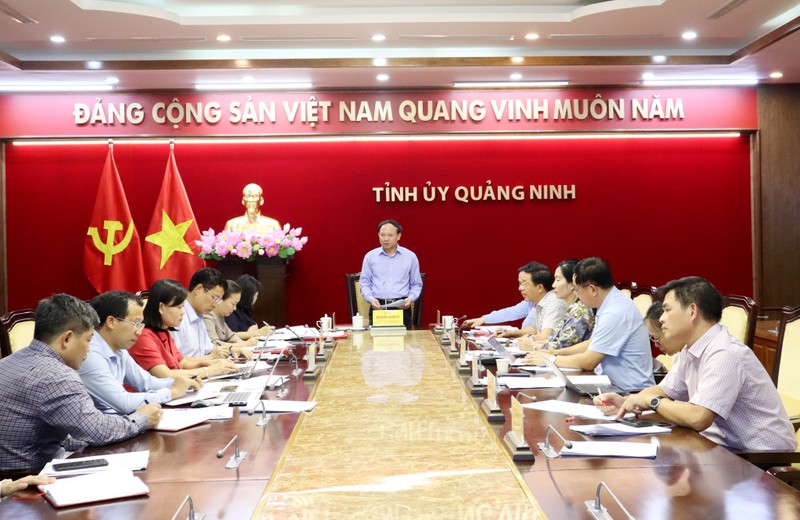 Nguyên Xuân Ky, secrétaire du Comité du Parti et président du Conseil populaire de Quang Ninh, prend la parole lors de la réunion. Photo : baoquangninh.vn