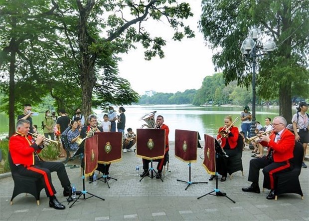 L'orchestre militaire britannique se produit dans la rue piétonne du lac Hoan Kiem. Photo : VNA