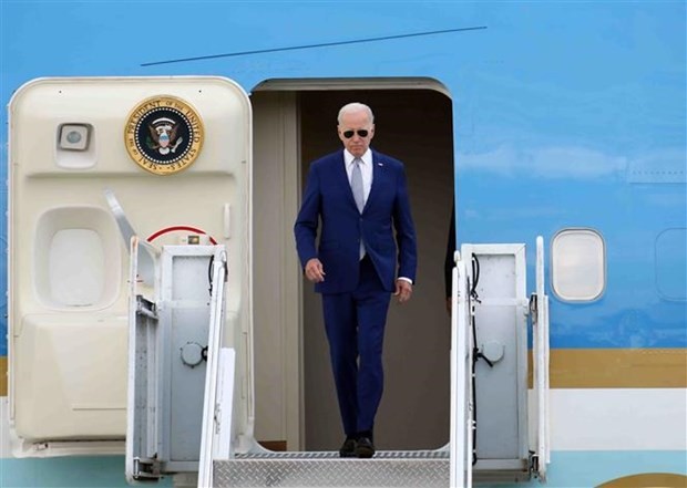 Le Président américain Biden à sa descente d’avion à l’aéroport international de Nôi Bài, à Hanoi. Photo: VNA