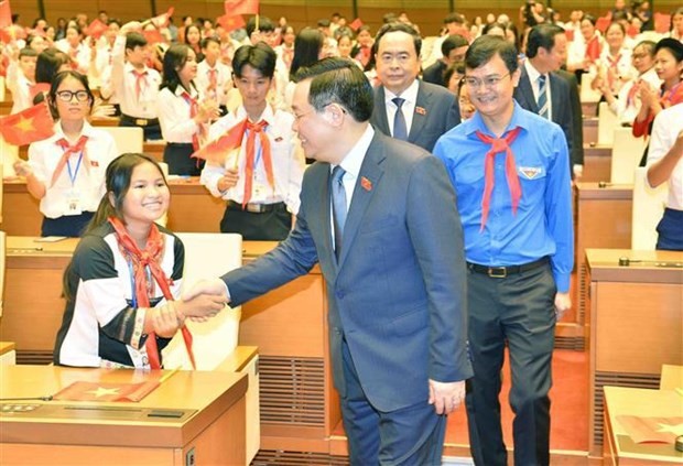 Le Président de l’Assemblée nationale Vuong Dinh Huê à la première session de "l’Assemblée nationale des enfants", le 10 septembre. Photo : VNA.