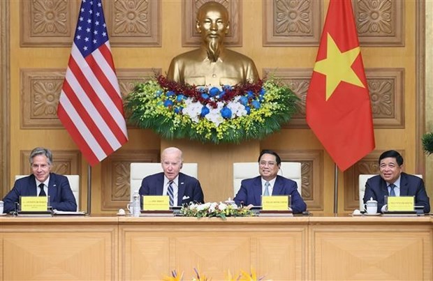 De gauche à droite : le secrétaire d'Etat américain Antony Blinken, le Président américain Joe Biden, le Premier ministre Pham Minh Chinh et le ministre du Plan et de l'Investissement, Nguyên Chi Dung à la Conférence de haut niveau sur l'investissement et l'innovation. Photo : VNA. 
