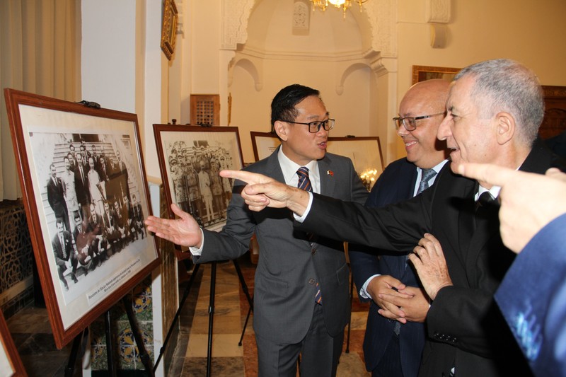 L’ambassadeur Trân Quôc Khanh a présenté une exposition de photos sur les relations entre le Vietnam et l’Algérie. Photo : thoidai.com.vn