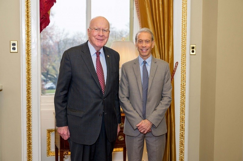 M. Tim Rieser (à droite) et l’ancien président pro tempore du Sénat, le sénateur Patrick Leahy. Photo : Bureau du sénateur Patrick Leahy.