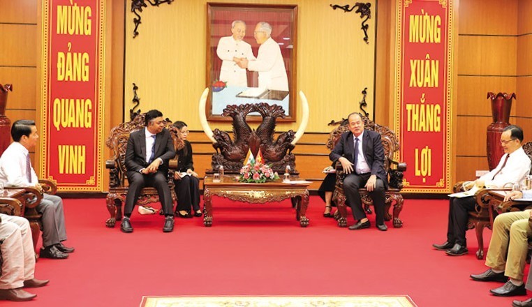 Le président du Comité populaire de la province d’An Giang, Nguyên Thanh Binh (à droite), reçoit le consul général de l’Inde à Hô Chi Minh-Ville, Madan Mohan Sethi. Photo : thoidai.com.vn