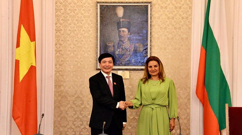 Le secrétaire général et chef du Bureau de l’AN, Bùi Văn Cuong, et la secrétaire générale de l’AN de Bulgarie, Stefana Karaslavova. Photo : NDEL.