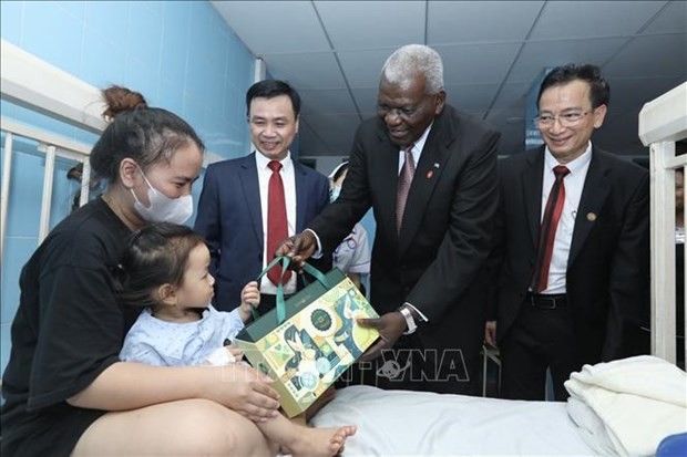  Le président de l'ANPP, Esteban Lazo Hernández, remet un cadeau à une fille traitée dans l'Hôpital d'amitié Vietnam - Cuba de Dông Hoi. Photo : VNA.