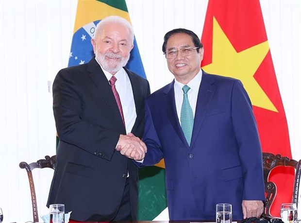Le Premier ministre Pham Minh Chinh (droite) et le Président brésilien Luiz Inacio Lula da Silva. Photo: VNA