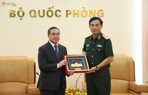  Le général Phan Van Giang (droite) remet un cadeau de souvenir à l'ambassadeur du Laos, Sengphet Houngboungnuang. Photo: qdnd