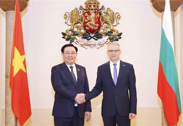 Le Président de l’Assemblée nationale du Vietnam Vuong Dinh Huê (gauche) et le Premier ministre bulgare Nikolaï Denkov se serrent la main. Photo: VNA