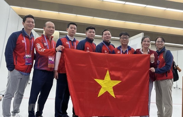 Le tireur Ngô Huu Vuong (4e, droite) décroche la première médaille d'argent du Vietnam lors des ASIAD 19. Photo : VNA.