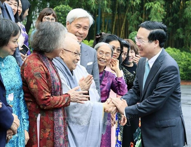 Le Président Vo Van Thuong rencontre le 26 septembre à Hanoï la délégation du Fonds de bourses d'études Vu A Dinh et du club "Pour Hoàng Sa - Truong Sa bien-aimés". Photo : VNA. 