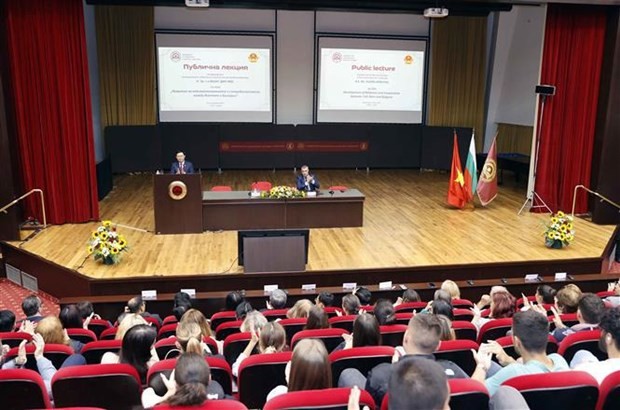 Le Président de l'Assemblée nationale Vuong Dinh Huê prononce un discours sur la belle amitié traditionnelle entre le Vietnam et la Bulgarie, ainsi que la situation régionale et mondiale actuelle, à l'Université d'Économie nationale et mondiale (UNWE) à Sofia. Photo : VNA.