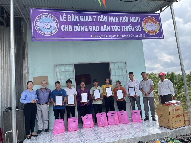 LEDD remet sept maisons de charité à des minorités ethniques en difficulté à Dông Nai. Photo : VUFO.com.vn