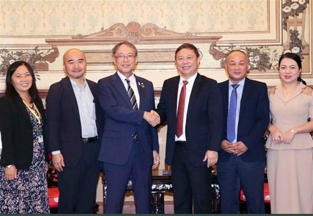  Le vice-président du Comité populaire de Hô Chi Minh-Ville, Duong Anh Duc (3e, gauche) reçoit Masahiro Tatsumisago (3e, droite), directeur de l'Université métropolitaine d'Osaka. Photo: VNA