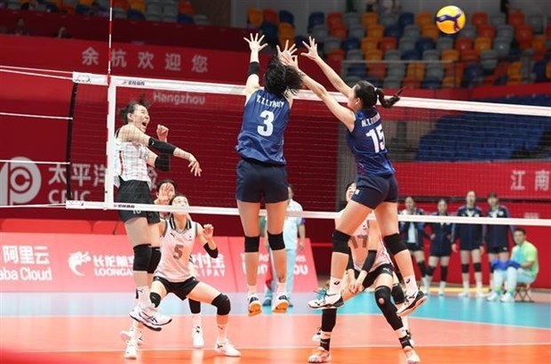 L'équipe féminine vietnamienne de volley-ball connaît une journée de compétition réussie, battant la République de Corée 3-2 pour se qualifier ainsi pour le deuxième tour. Photo : VNA.