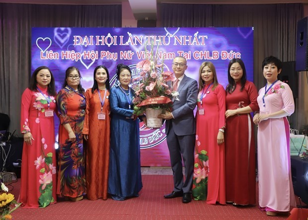 Délégués lors du congrès visant à fonder l'Union des Associations des Femmes vietnamiennes en Allemagne. Photo : VNA.