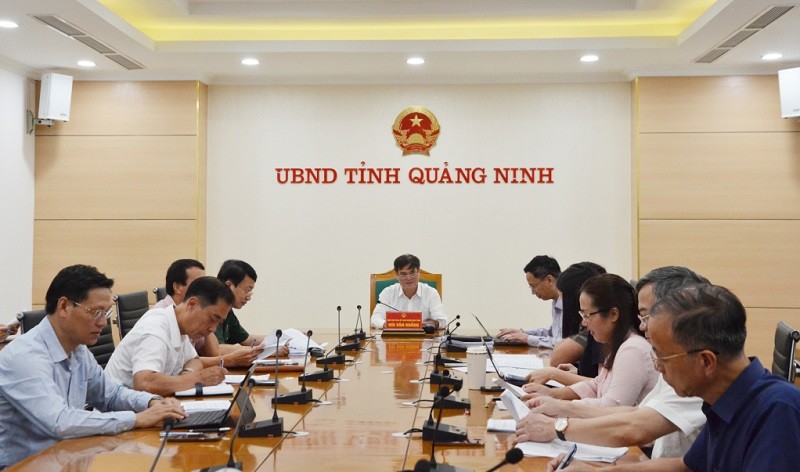 Bùi Van Khang, vice-président du Comité populaire de Quang Ninh, prend la parole lors de la réunion. Photo : baoquangninh.vn