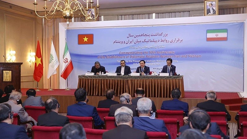 La Présidente de l'Assemblée nationale vietnamienne, Vuong Dinh Huê, s'exprime à l'Institut d'études politiques et des relations internationales en Iran. Photo : NDEL.