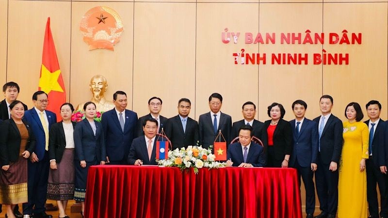 Le maire de Vientiane, Athsaphangthong Siphandonne, et le président du Comité populaire provincial de Ninh Binh, Pham Quang Ngoc, ont signé le protocole d’accord. Photo : NDEL