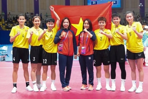 Le Vietnam décroche une autre médaille d’argent dans l’épreuve féminine de sepak takraw de trois. Photo: sggp.org.vn