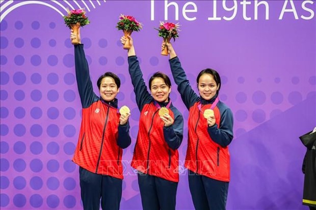 Les karatékas vietnamiennes Nguyên Ngoc Trâm, Nguyên Thi Phương et Lưu Thi Thu Uyên décrochent la médaille d’or en équipe femme kata aux 19es Jeux sportifs asiatiques (ASIAD 19) qui se déroulent à Hangzhou, en Chine. Photo : VNA.