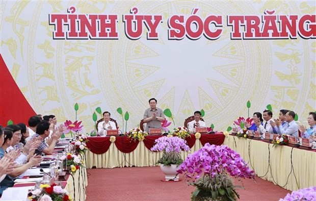 Le Président de l’Assemblée nationale Vuong Dinh Huê à la séance de travail avec le Comité permanent du Comité provincial du Parti de Soc Trang. Photo : VNA