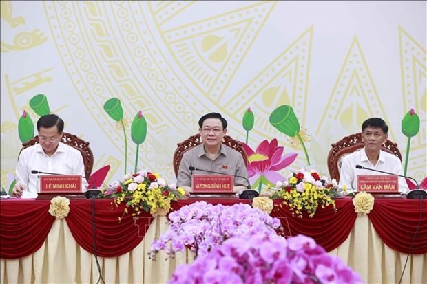 Le Président de l'Assemblée nationale (AN), Vuong Dinh Huê, assiste à la conférence annonçant la planification de la province de Soc Trang pour la période 2021 - 2030, avec une vision pour 2050. Photo: VNA.