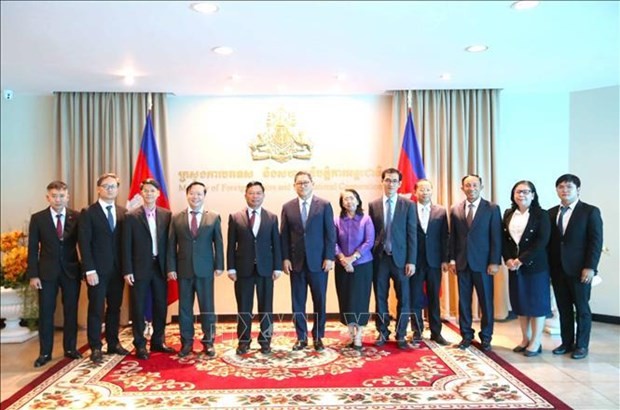 L'ambassadeur Nguyên Huy Tang (cinquième à partir de la gauche) et le vice-Premier ministre et ministre des Affaires étrangères et de la Coopération internationale du Cambodge, Sok Chenda Sophea (septième à partir de la droite), et des délégués lors de la rencontre. Photo : VNA