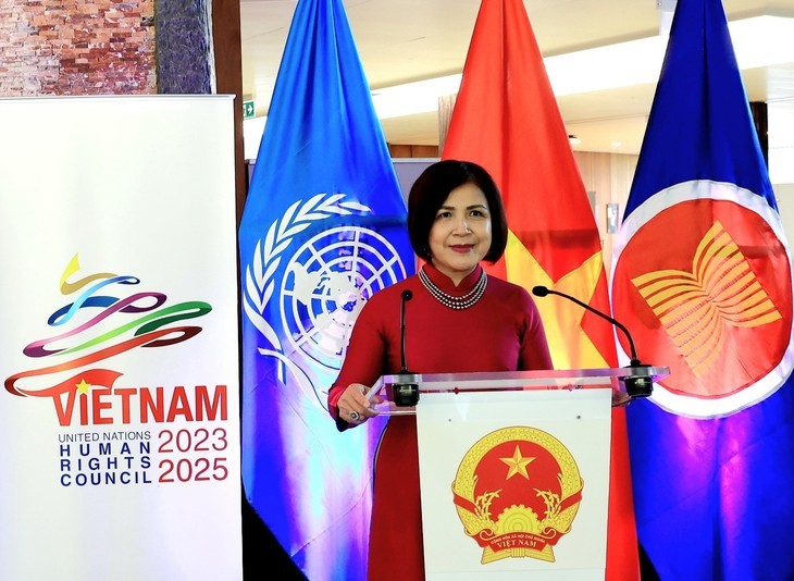 L’ambassadrice Lê Thi Tuyêt Mai, cheffe de la délégation permanente du Vietnam à Genève, a pris la parole lors de l’ouverture de l’événement culturel célébrant la 78e Fête nationale du Vietnam à Genève. Photo : VNA.