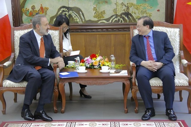 Le vice-ministre de la Culture, des Sports et du Tourisme, Ta Quang Dông (à droite), et l'ambassadeur d’Italie au Vietnam, Marco Della Seta. Photo : Toquoc.vn