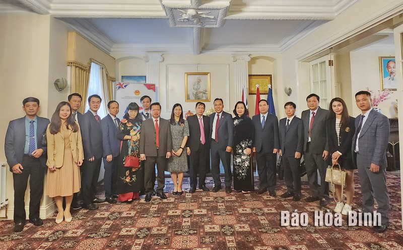 La délégation de Hoa Binh en visite de travail au Royaume-Uni. Photo : baohoabinh.vn