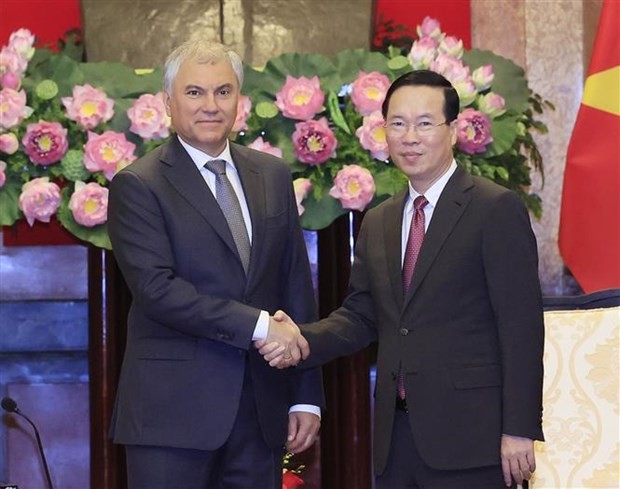 Le Président vietnamien, Vo Van Thuong (à droite), et le Président de la Douma d'État de la Fédération de Russie, Viatcheslav Viktorovitch Volodine. Photo : VNA.