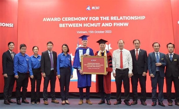 Remise symbolique de livres et objets vietnamiens à l’Université des sciences appliquées et des arts du nord-ouest de la Suisse (FHNW), le 15 octobre à Ho Chi Minh-Ville. Photo: VNA