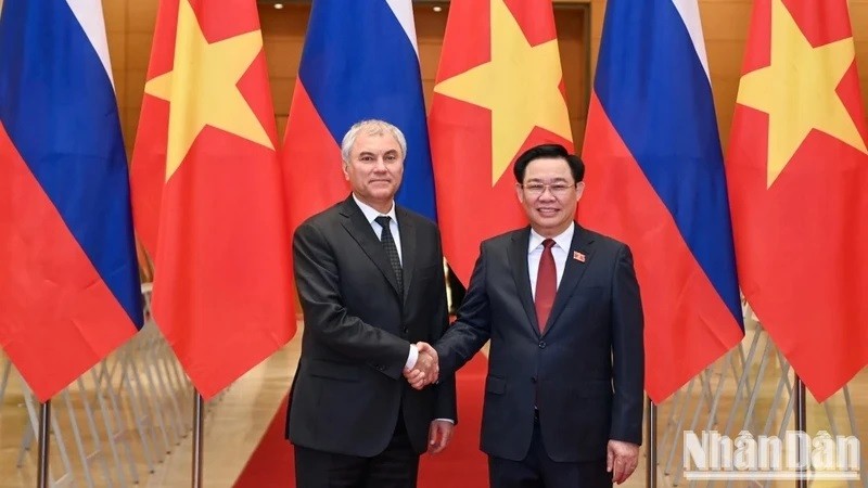 Le Président de l’AN, Vuong Dinh Huê (à droite) accueille le Président de la Douma d’État de Russie, Viatcheslav Viktorovitch Volodine, en visite officielle au Vietnam. Photo : NDEL.