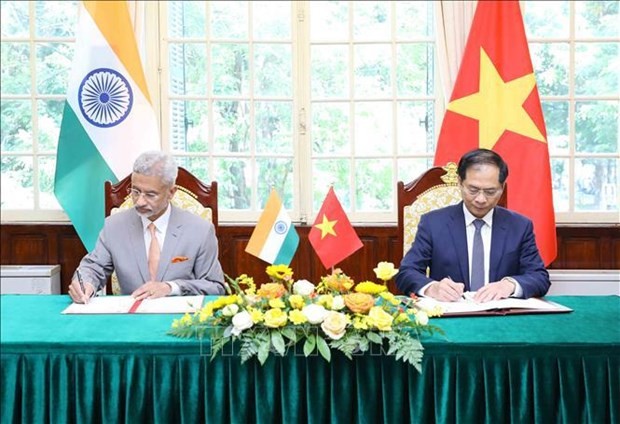 Le ministre vietnamien des Affaires étrangères, Bùi Thanh Son (à droite) et son homologue indien Subrahmanyam Jaishankar signent le procès-verbal de la réunion. Photo : VNA.