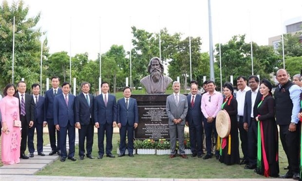 Les délégués ont pris une photo de souvenir devant la statue de la célébrité littéraire indienne Tagore au Parc international de l'amitié, dans la province de Bac Ninh. Photo : VNA.