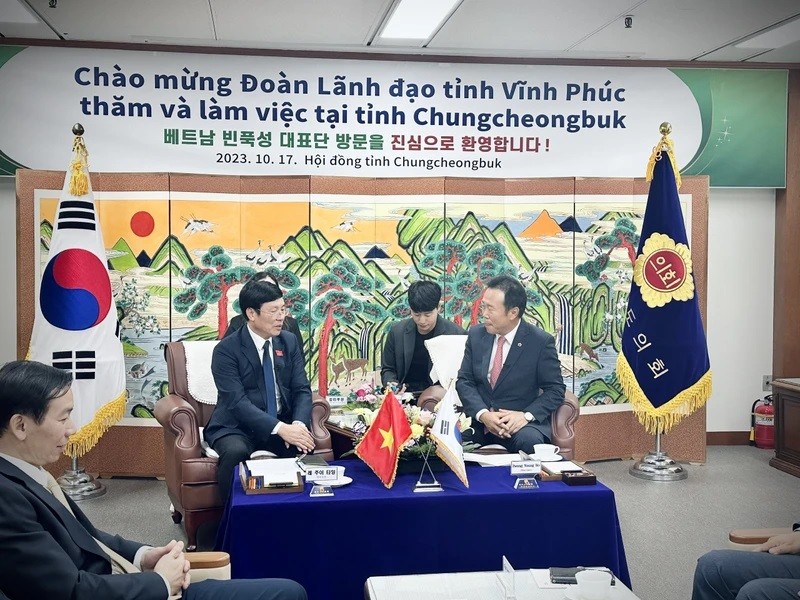 Kim Young-Hwan, gouverneur de la province de Chungcheongbuk reçoit la délégation de Vinh Phuc. Photo : VNA.