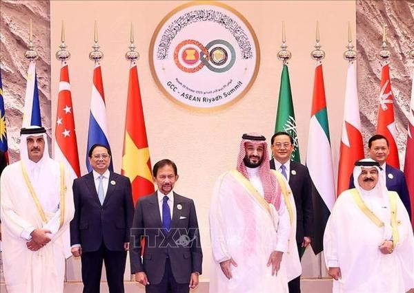 Le Premier ministre et prince héritier d'Arabie saoudite Mohammad ben Salmane accueille le Premier ministre Pham Minh Chinh et les chefs de délégation. Photo : VNA.