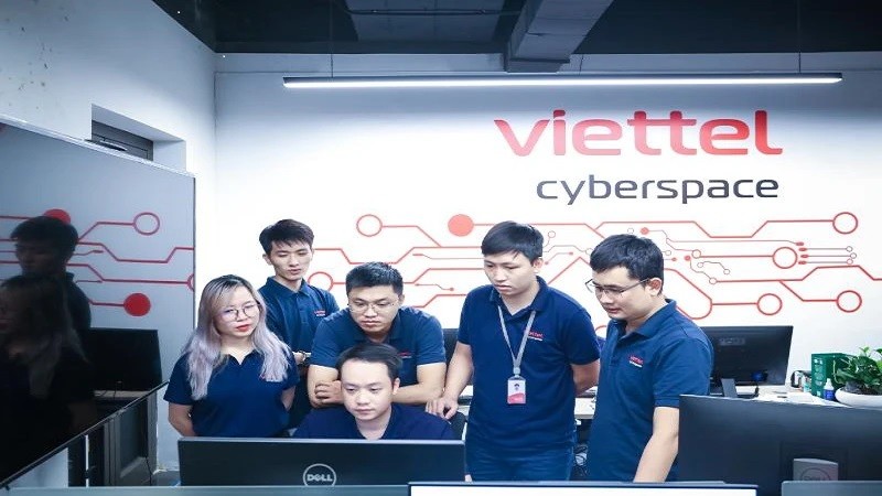 L’équipe d’ingénieurs en informatique de Viettel développe des services d’IA sur une plateforme de cloud computing. Photo : NDEL