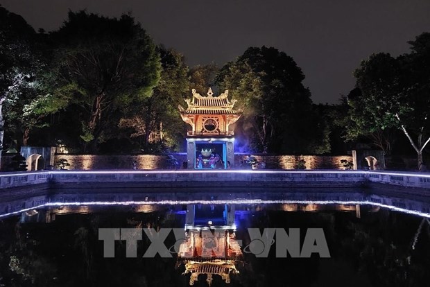 Un circuit touristique nocturne au Temple de la Littérature de Hanoï a été inauguré à titre expérimental, le 22 octobre. Photo: VNA.