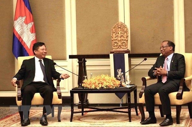 Vong Sauth, deuxième vice-président de l'Assemblée nationale cambodgienne (à droite), et l'ambassadeur Nguyen Huy Tang. Photo: VNA