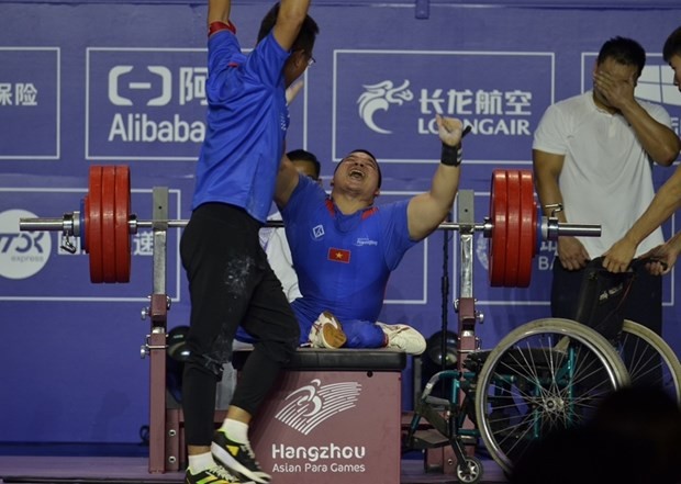 Le para-haltérophile vietnamien Nguyen Binh An a remporté une médaille de bronze aux 4es Jeux Paralympiques d'Asie, le 23 octobre. Photo: VNA