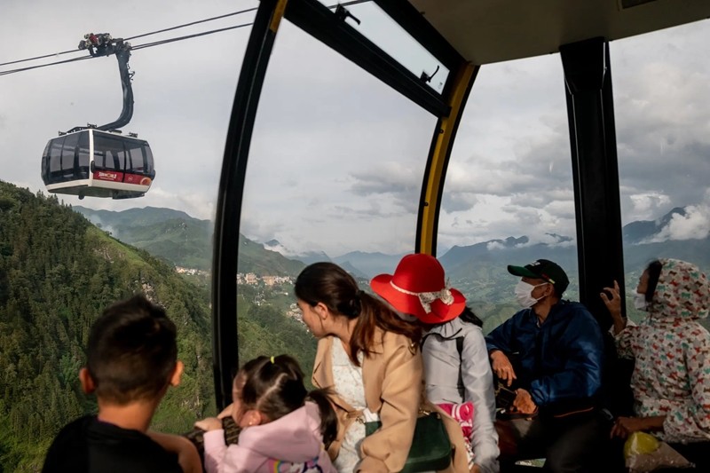 Les visiteurs empruntent le système de téléphérique Fansipan Legend de Sun World pour descendre la montagne surplombant la vallée de Muong Hoa. Photo : Justin Mott 