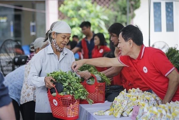 Marché pour les personnes en difficulté organisé par la Croix-Rouge de la province de Hoa Binh, en collaboration avec l'antenne du Front de la Patrie du Vietnam de la ville de Hoa Binh. Photo : VNA