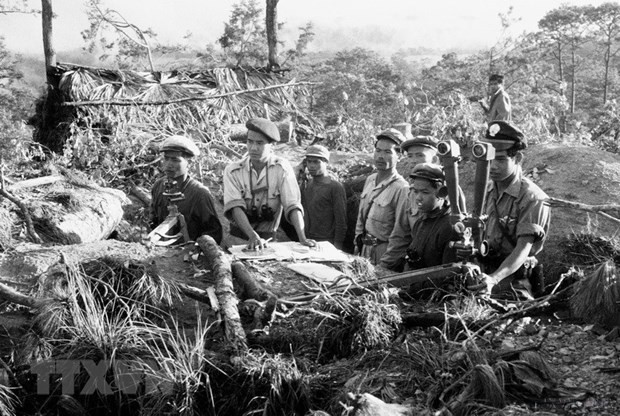 Des experts militaires vietnamiens avec des soldats lao. Photo d’archives : VNA
