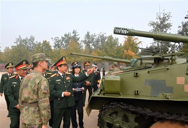 Le général Phan Van Giang, ministre vietnamien de la Défense et sa délégation se rend à la 6e brigade interarmes du 82e Groupe d'armée. Photo : VNA.
